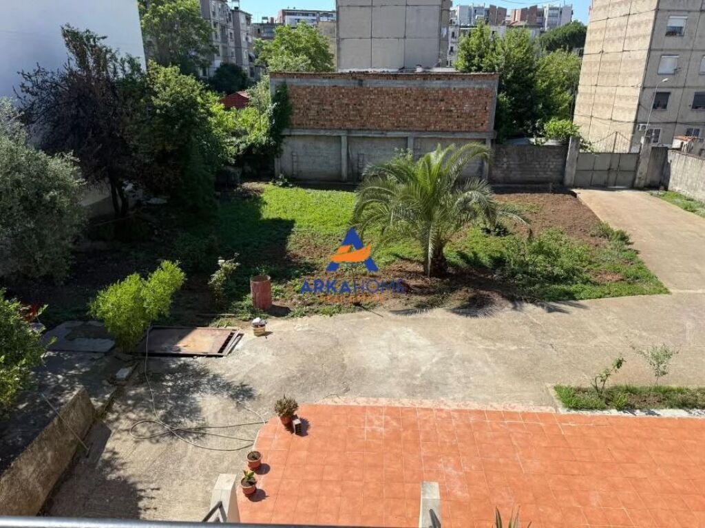 JEPET VILË 3-KATËSHE ME QIRA 1000 M2 "RRUGA SPIRO ÇIPI," 2.000.000 LEKE