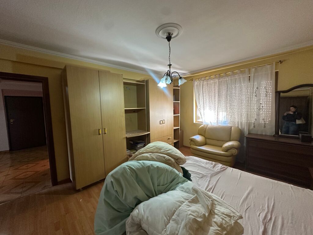 Shitet apartament 2+1 afer Lsi,Bllok