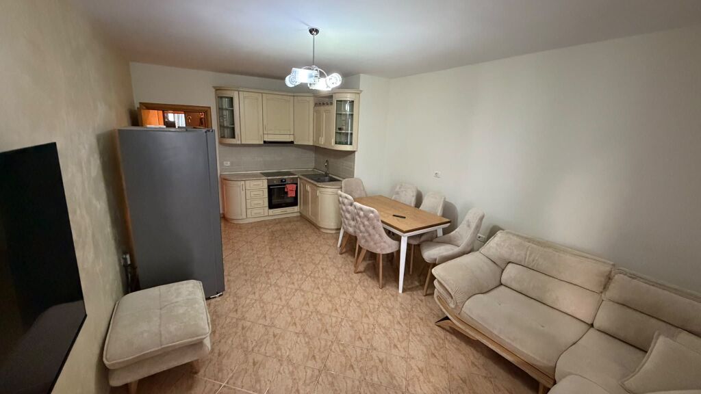 Tek NSHRAK/Prane 21-Dhjetorit, jepet me qera apartament 2+1.