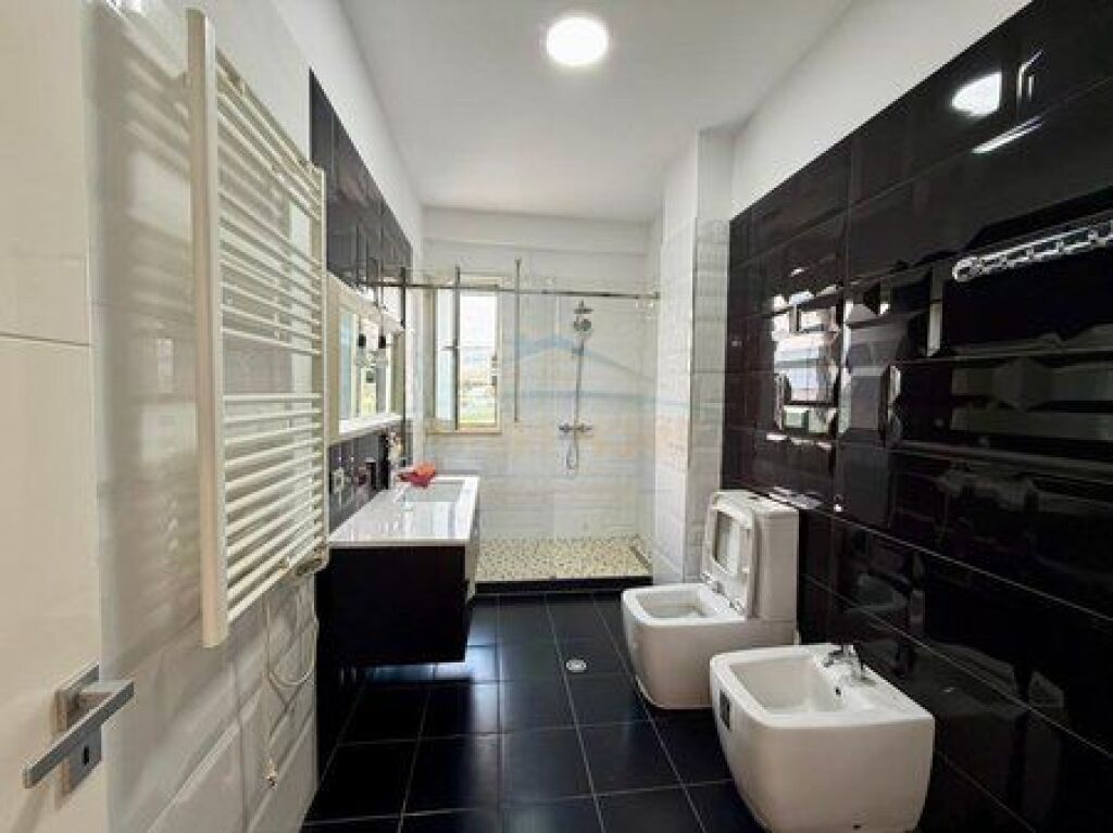 Shitet, Apartament 2+1+2 Ballkone ,Liqeni i Thate, Tirane