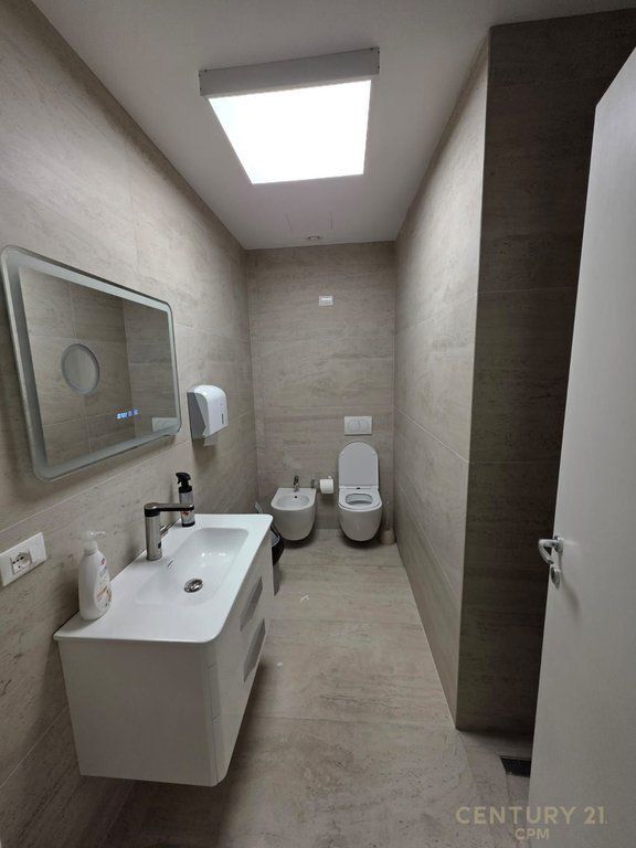 Ambient për Zyra + 2 Poste Parkimi me Qira tek Lake View, Rruga e Kosovareve