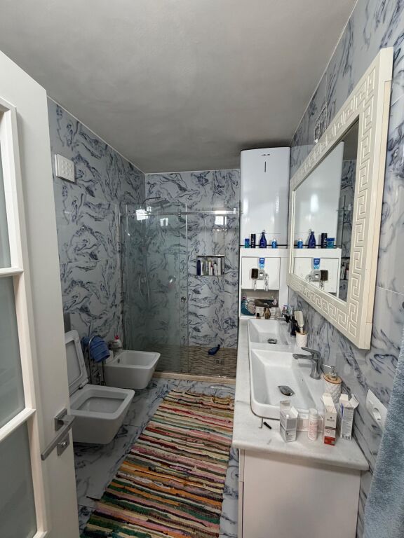 Shitet apartament te rruga e Portit me pamje deti  ,Durres