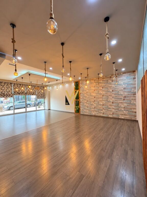 JEPET AMBIENT BIZNESI 85 M2 ME QIRA NE KAMEZ 55.000 LEKE