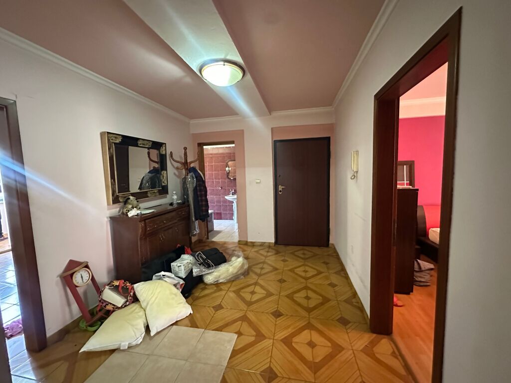 Shitet apartament 2+1 afer Lsi,Bllok