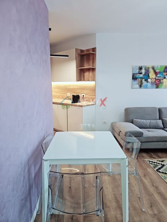 SHITET PAPAFINGO 2+1 – VERANDË PRIVATE 90 m²