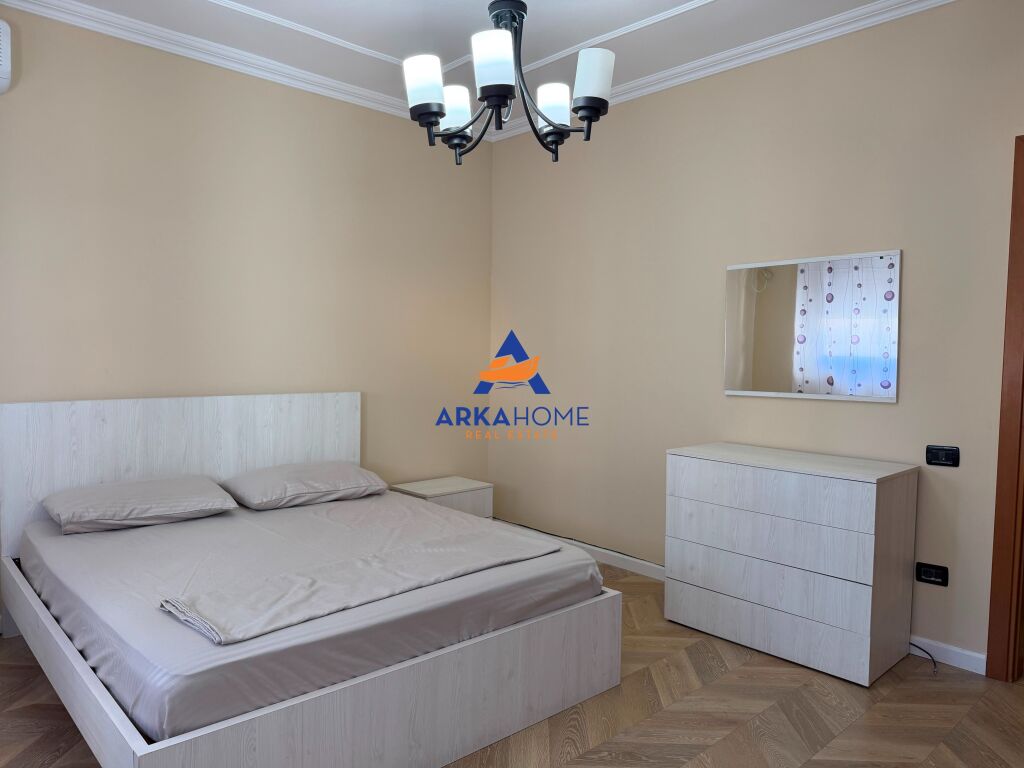 JEPET APARTAMENT 4+1+BALLKON ME QERA "ISH EKSPOZITA" 130.000 LEKE
