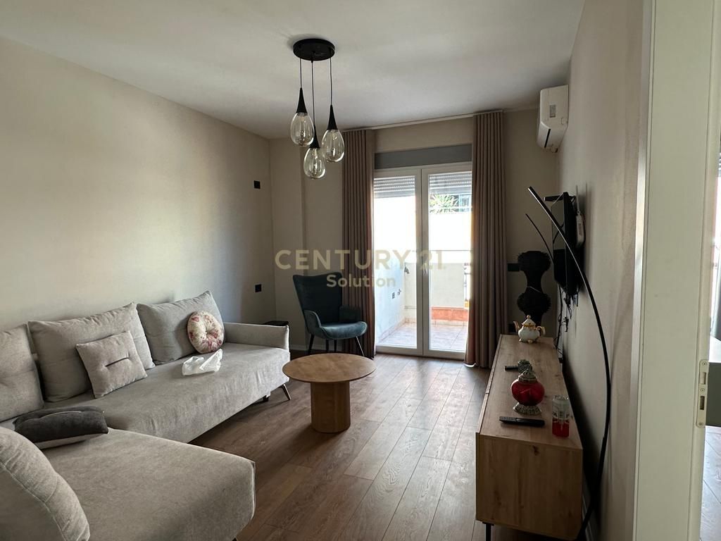 Appartamento in vendita vicino al Lago di Tirana!  -L'appartamento si trova molto vicino alla strada principale del Lago di Tirana ed è organizzato come segue: -Corridoio che distribuisce alle altre stanze dell'appartamento -Soggiorno con cucina a vista -Camera da letto con guardaroba -Balcone -Bagno -5° piano -L'appartamento è appena ristrutturato - Per ulteriori informazioni o per una visita alla proprietà vi preghiamo di contattarci!