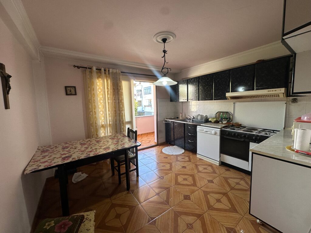 Shitet apartament 2+1 afer Lsi,Bllok