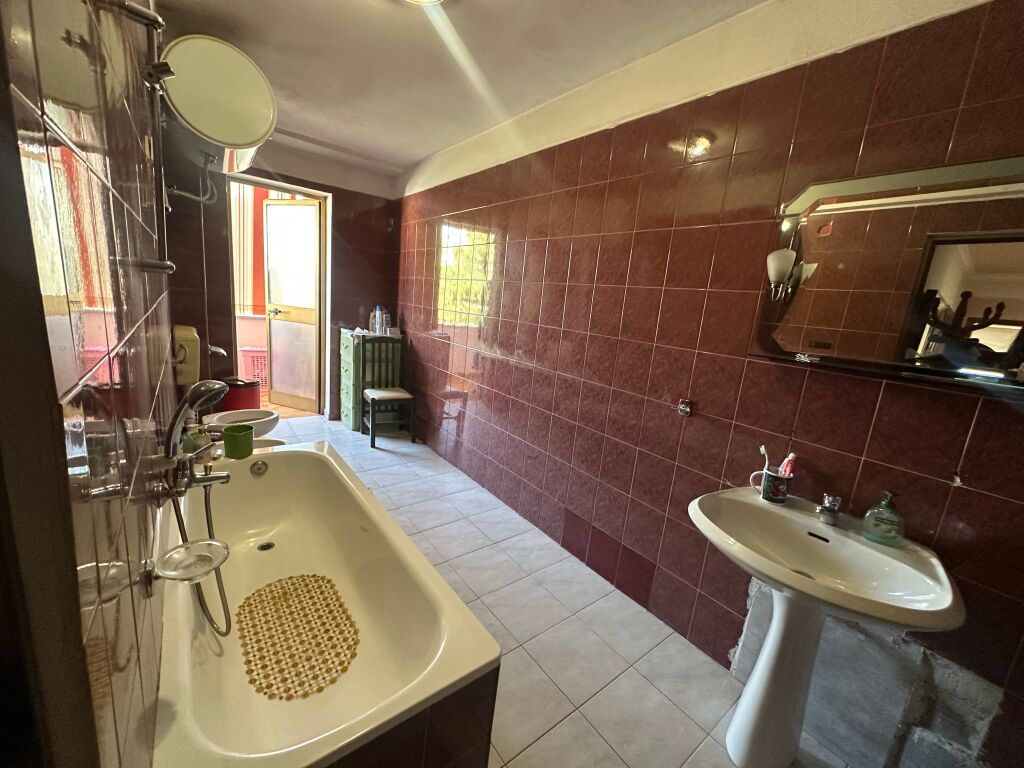 Shitet apartament 2+1 afer Lsi,Bllok