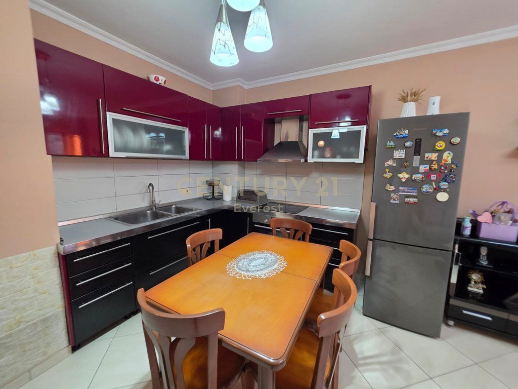 Apartament 2+1 per shitje te Komuna e Parisit