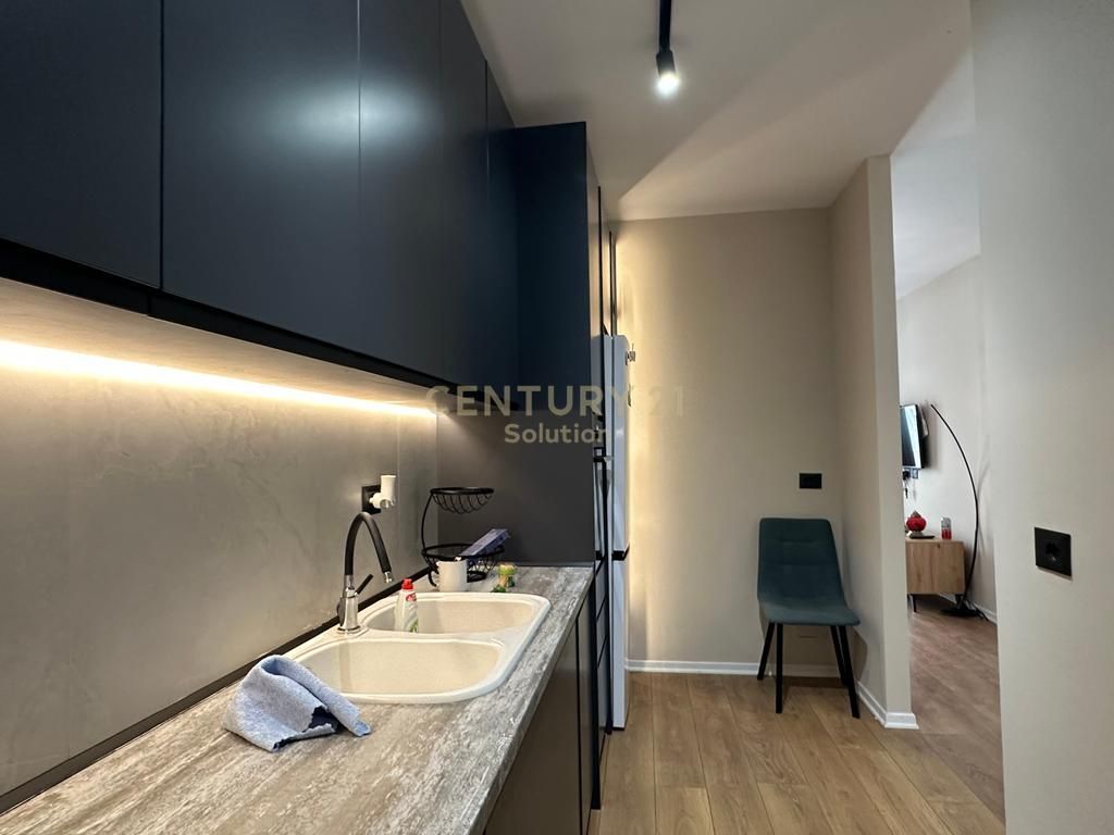 Appartamento in vendita vicino al Lago di Tirana!  -L'appartamento si trova molto vicino alla strada principale del Lago di Tirana ed è organizzato come segue: -Corridoio che distribuisce alle altre stanze dell'appartamento -Soggiorno con cucina a vista -Camera da letto con guardaroba -Balcone -Bagno -5° piano -L'appartamento è appena ristrutturato - Per ulteriori informazioni o per una visita alla proprietà vi preghiamo di contattarci!