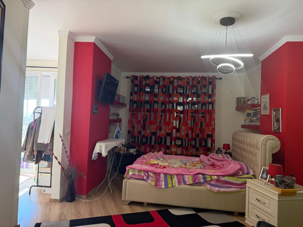 Shitet apartament te rruga e Portit me pamje deti  ,Durres