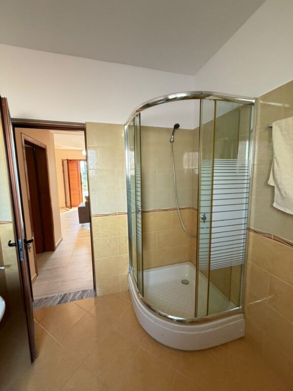 Apartament 2+1  Me Qira prane Spitalit Amerikan 1