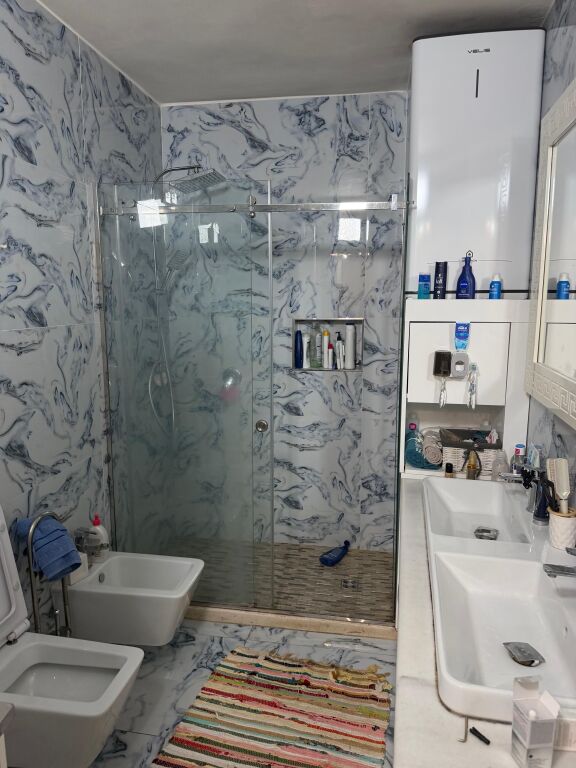 Shitet apartament te rruga e Portit me pamje deti  ,Durres