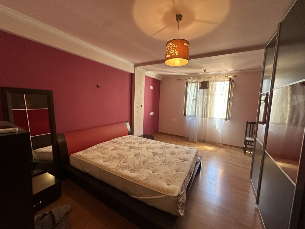 Shitet apartament 2+1 afer Lsi,Bllok
