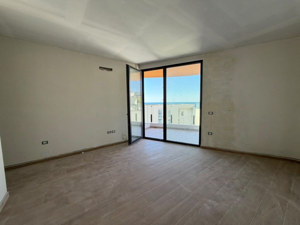 Shitet Apartament 2+1