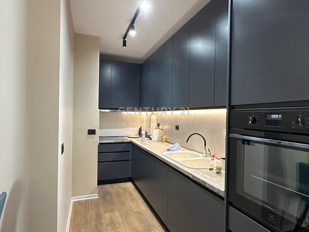 Appartamento in vendita vicino al Lago di Tirana!  -L'appartamento si trova molto vicino alla strada principale del Lago di Tirana ed è organizzato come segue: -Corridoio che distribuisce alle altre stanze dell'appartamento -Soggiorno con cucina a vista -Camera da letto con guardaroba -Balcone -Bagno -5° piano -L'appartamento è appena ristrutturato - Per ulteriori informazioni o per una visita alla proprietà vi preghiamo di contattarci!