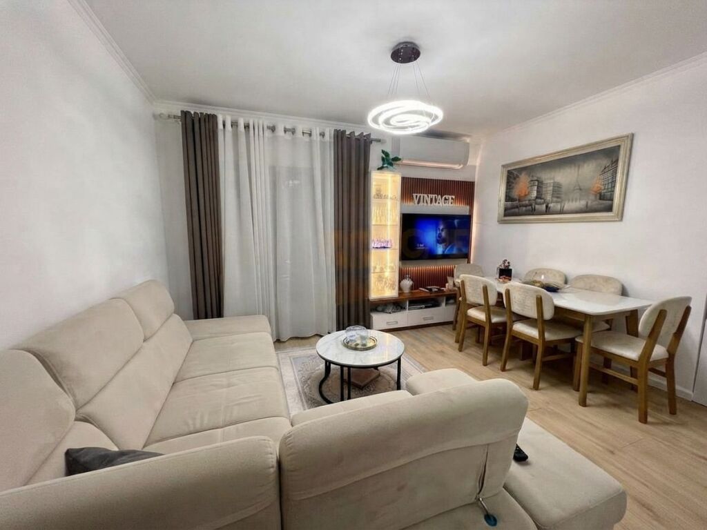 Shitet, Apartament 1+1 I Konvertuar ne 2+1 Kinostudio