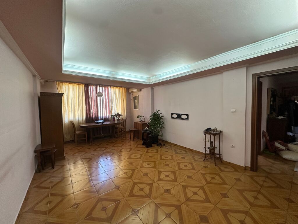 Shitet apartament 2+1 afer Lsi,Bllok