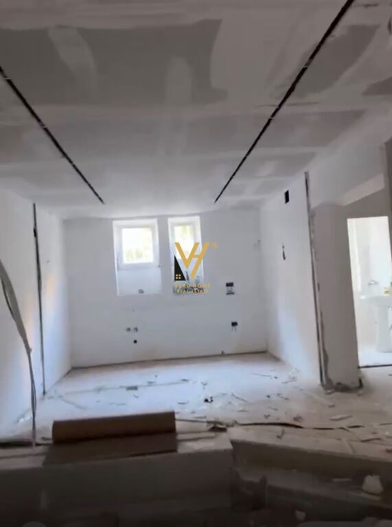 BUSINESS PREMISES 100 M2 FOR RENT AT MINE PEZA 1,600 EURO