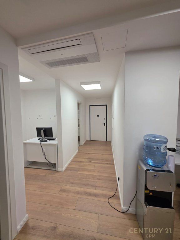 Ambient për Zyra + 2 Poste Parkimi me Qira tek Lake View, Rruga e Kosovareve