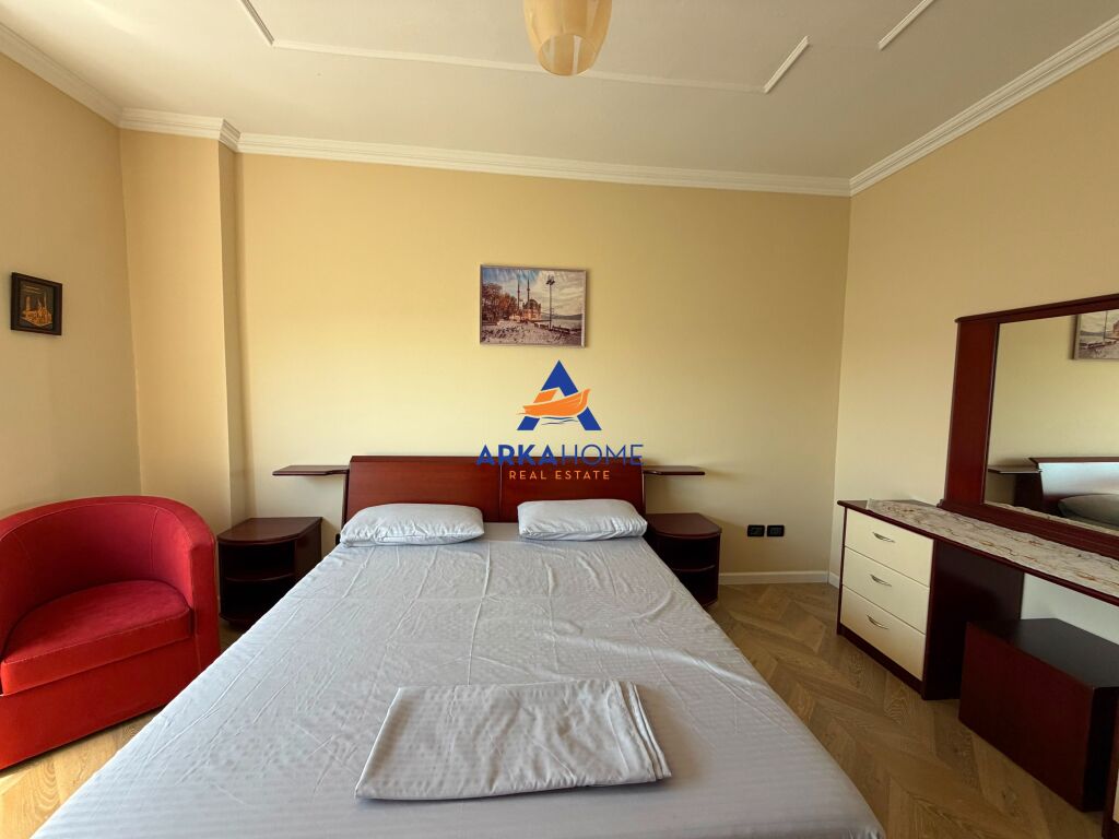 JEPET APARTAMENT 4+1+BALLKON ME QERA "ISH EKSPOZITA" 130.000 LEKE