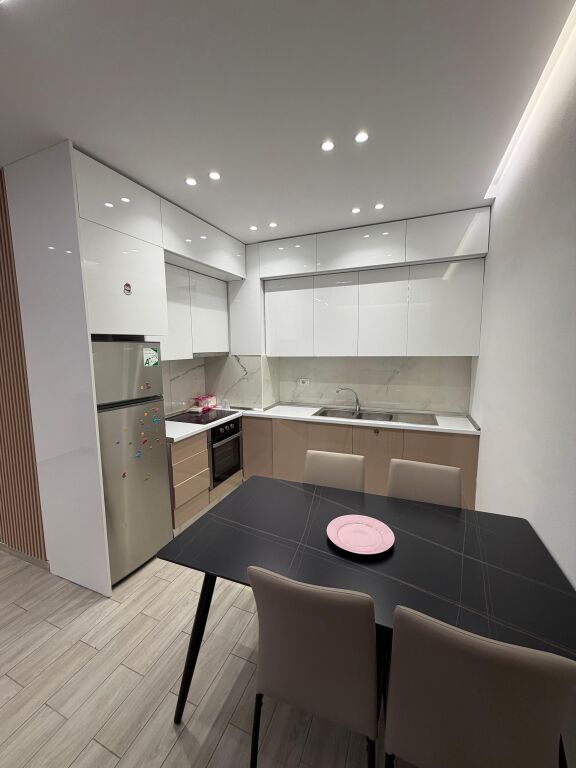 Super Apartament me qera prane Qendres /Rr. Mine Peza