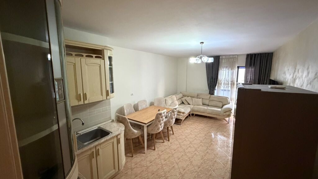 Tek NSHRAK/Prane 21-Dhjetorit, jepet me qera apartament 2+1.
