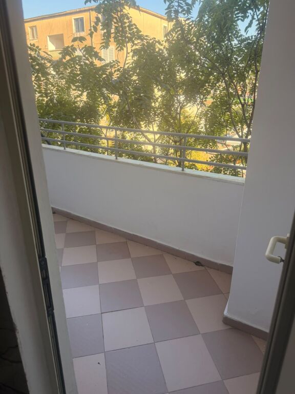 APARTAMENT ME QIRA 1+1 - SHKOLLA BARAM CURRI, PRANE MJEKSISE , TIRANE