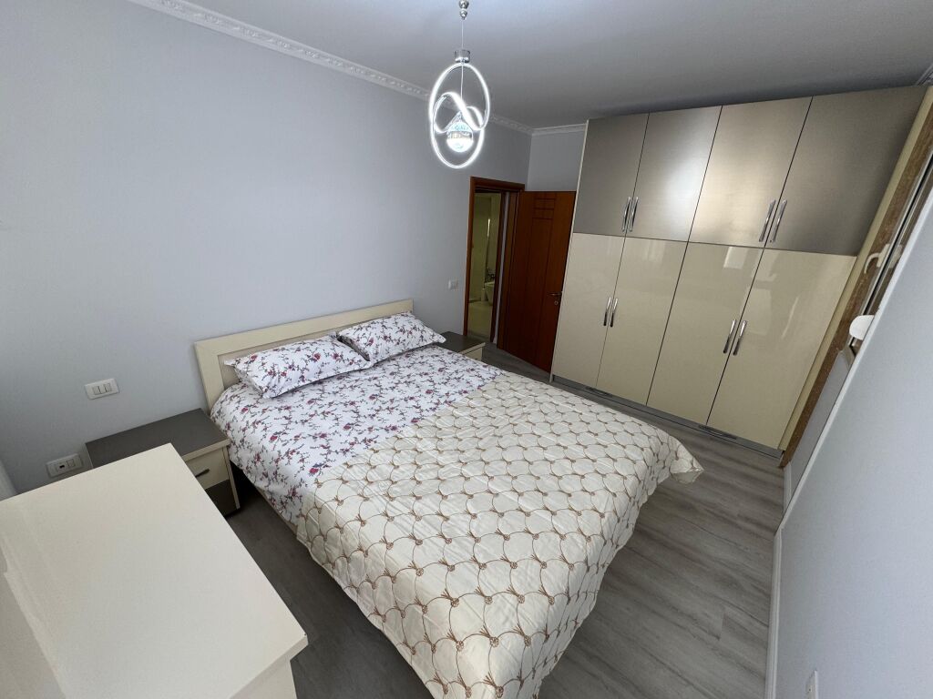 Qender Rr Kavajse jepet me qera Apartament 2+1 me garazh Tirana ID 5648