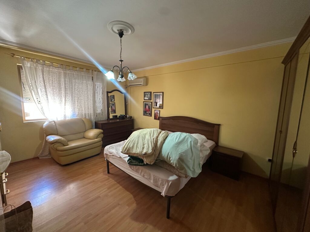Shitet apartament 2+1 afer Lsi,Bllok
