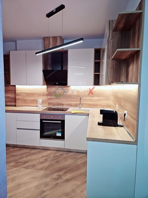 SHITET PAPAFINGO 2+1 – VERANDË PRIVATE 90 m²