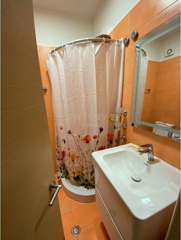 RRUGA 5 MAJI, APARTAMENT 1+1 PER QIRA