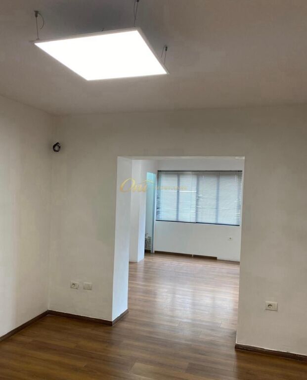 MYSLYM SHYRI AMBIENTE UFFICIO IN AFFITTO