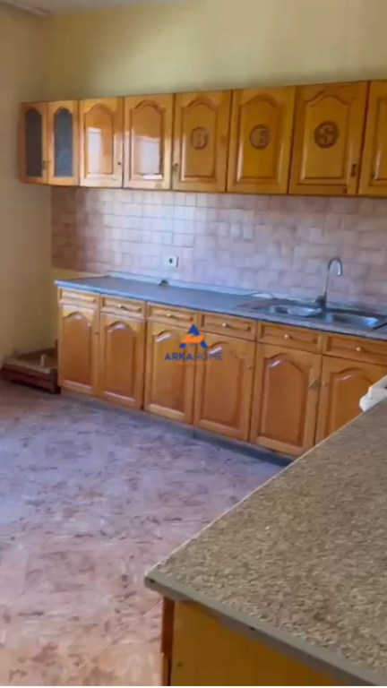 JEPET VILË 3-KATËSHE ME QIRA 1000 M2 "RRUGA SPIRO ÇIPI," 2.000.000 LEKE