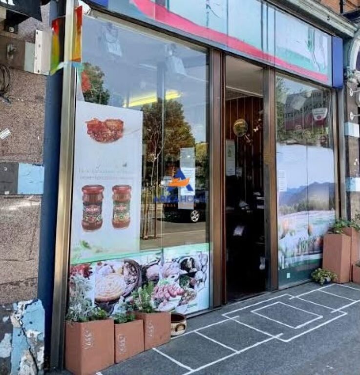 JEPET ME QERA AMBIENT BIZNESI 130M2 " TE KRYQEZIMI I VASIL SHANTO" 3200 EURO