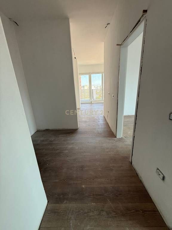Shesim Apartament 2+1+2 Rruga e Kavajes!