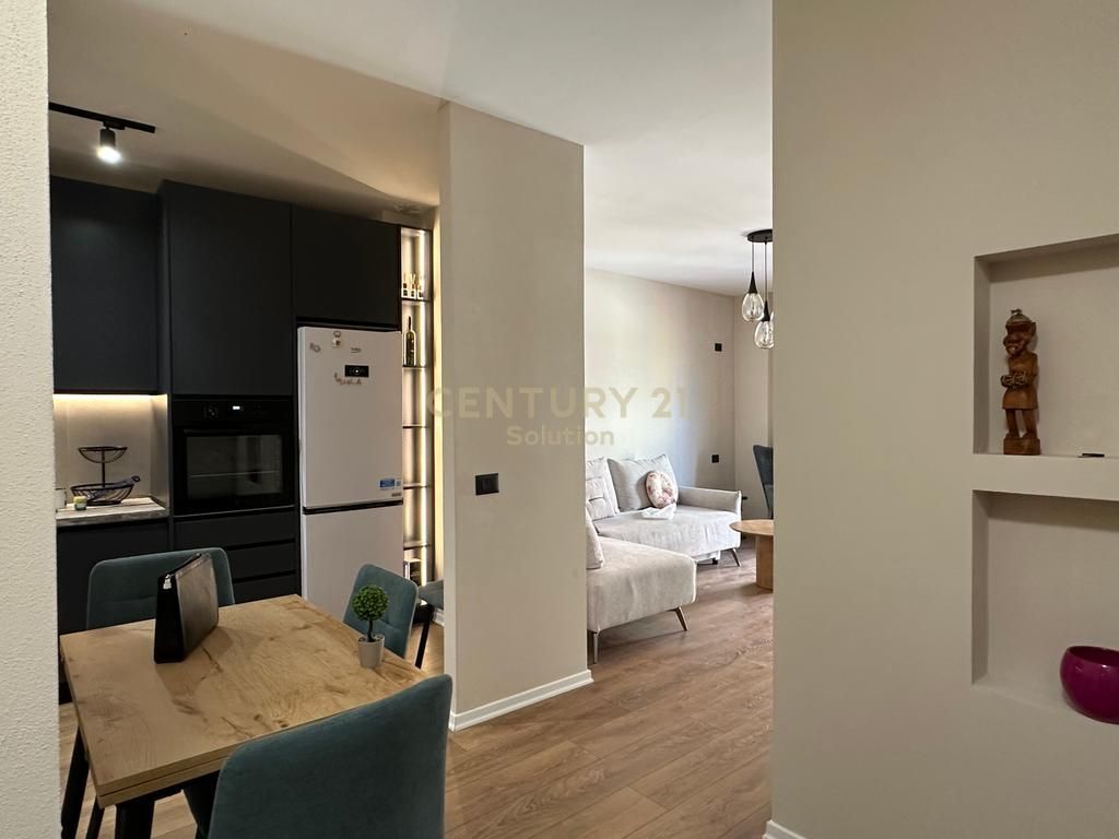 Appartamento in vendita vicino al Lago di Tirana!  -L'appartamento si trova molto vicino alla strada principale del Lago di Tirana ed è organizzato come segue: -Corridoio che distribuisce alle altre stanze dell'appartamento -Soggiorno con cucina a vista -Camera da letto con guardaroba -Balcone -Bagno -5° piano -L'appartamento è appena ristrutturato - Per ulteriori informazioni o per una visita alla proprietà vi preghiamo di contattarci!