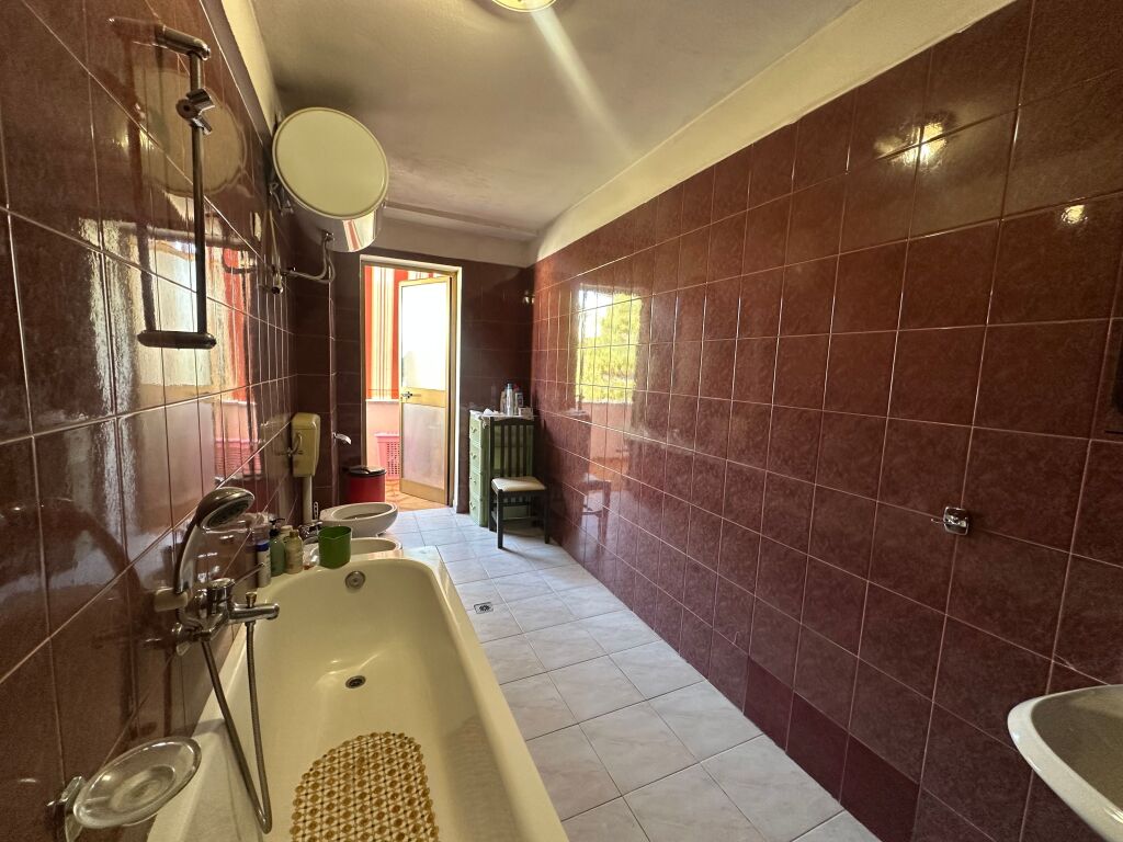 Shitet apartament 2+1 afer Lsi,Bllok