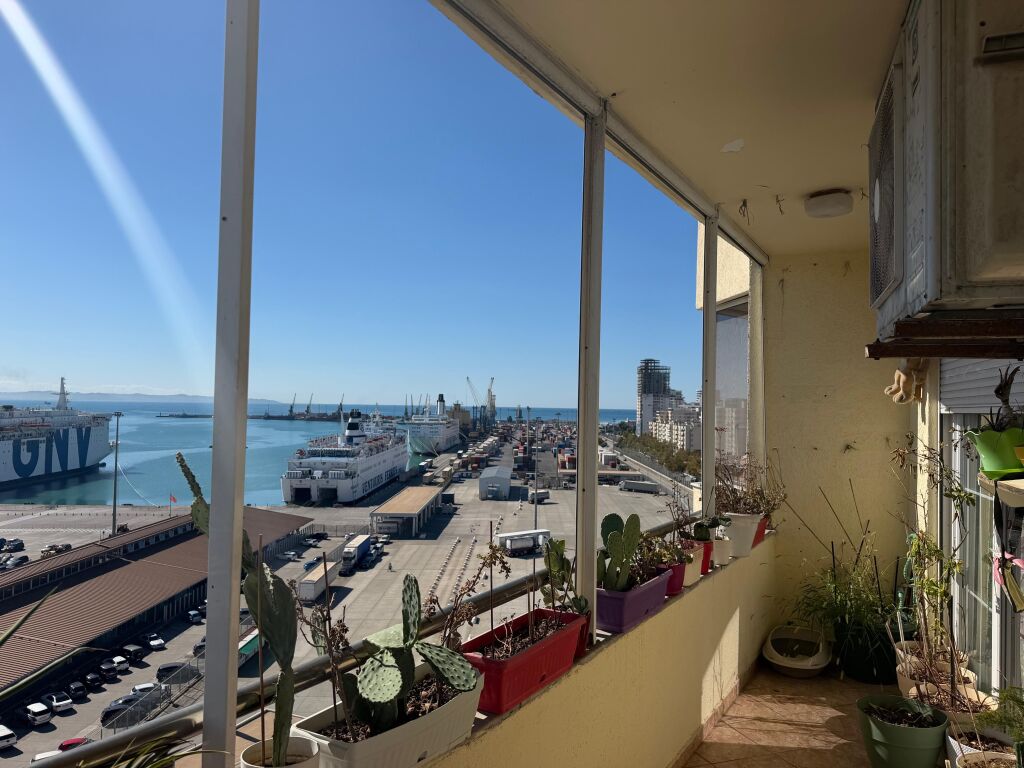Shitet apartament te rruga e Portit me pamje deti  ,Durres