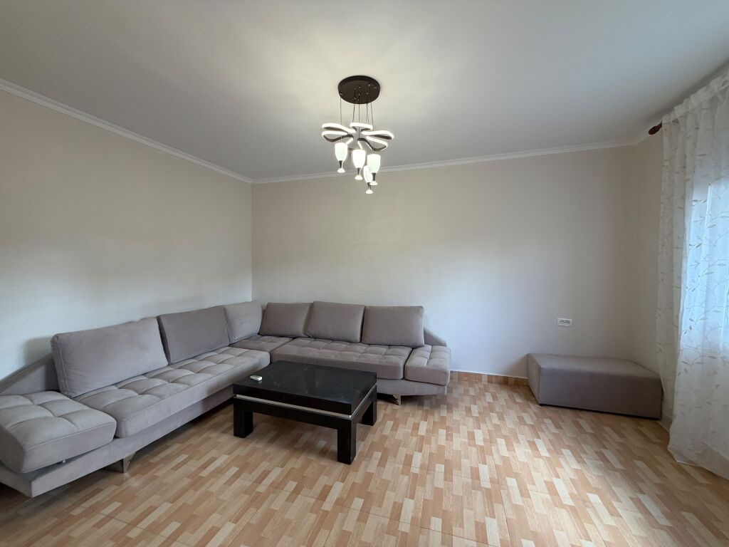 Palazzo con Shigjeta vendiamo Appartamento 1+1