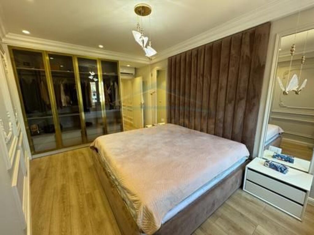 Shitet, Apartament 2+1+2, Rruga e Barrikadave, Tiranë.