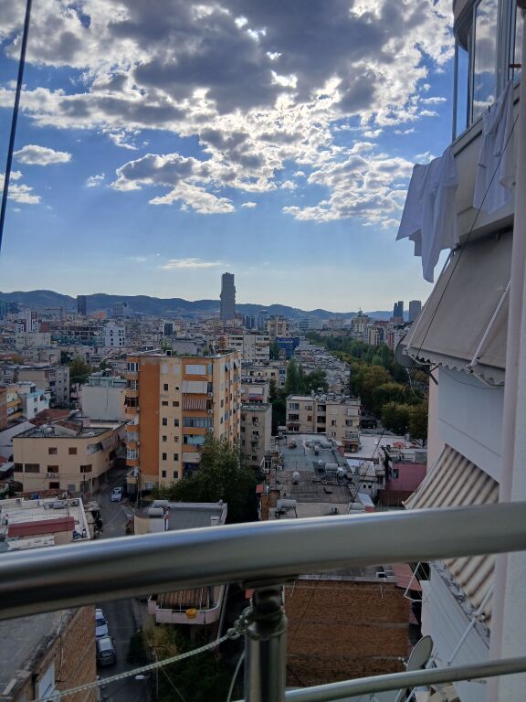 JEPET ME QIRA DHOMA E NDENJES – BËHET BASHKËNDARJE APARTAMENTI