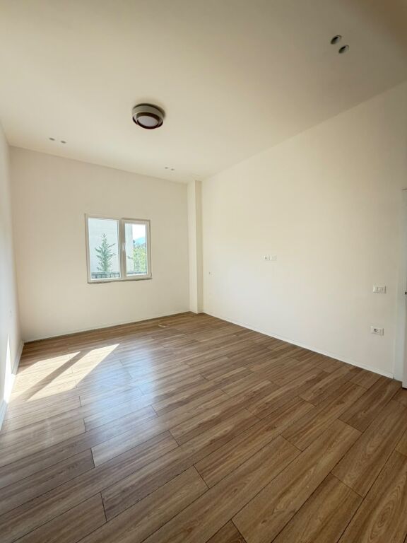 Apartment 1+1+Veranda For Sale near the roundabout in Paskuqan