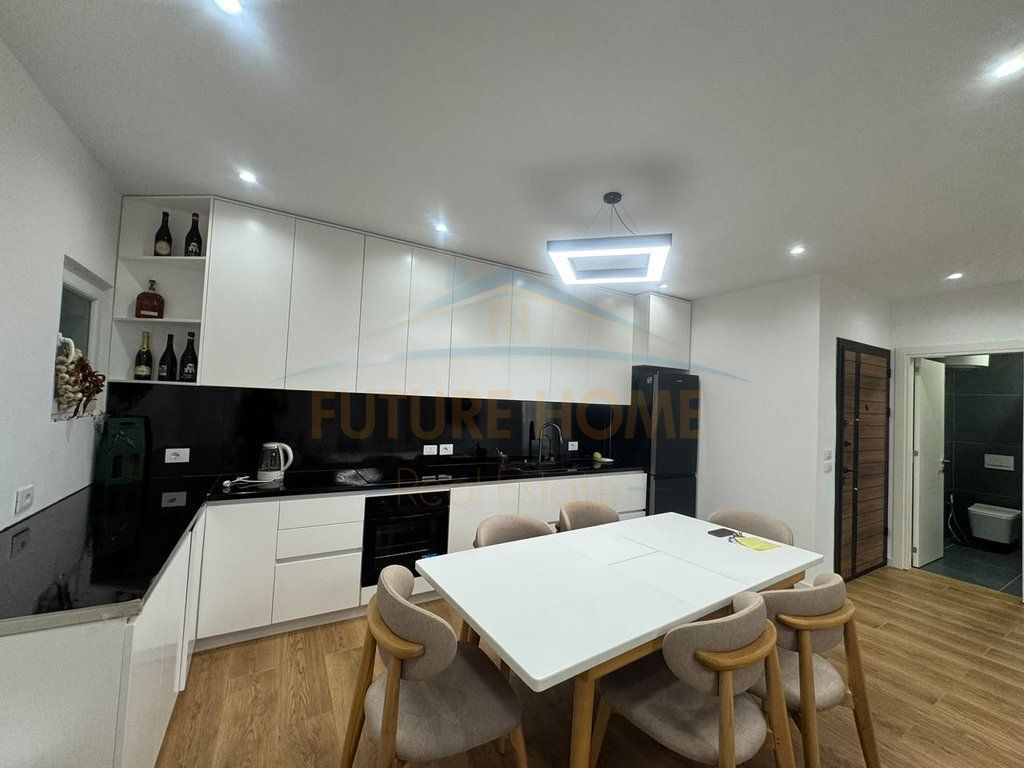 Shitet,Apartament 2+1+2,Bulevardi i Ri, Tiranë.