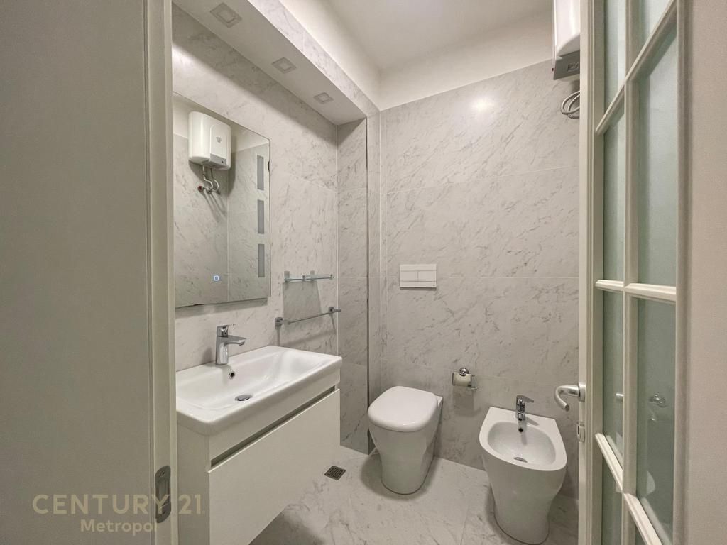 .JEPET ME QIRA APARTAMENT 2+1 NE BLLOK PRANE LIBRIT UNIVERSITAR 1,400 € /Muaj