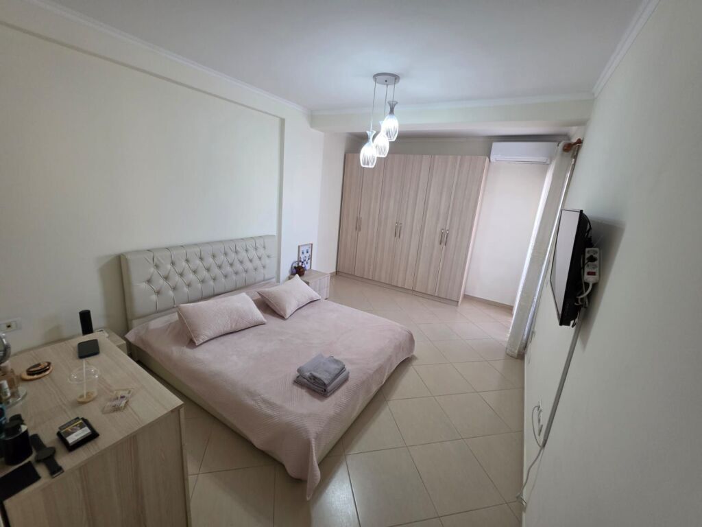 Rent | Apartament 2 + 1 + Garazhd | Komuna e Parisit | 900 €/month