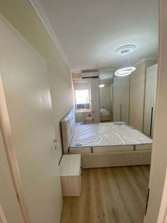 JEPET ME QERA APARTAMENT 1+1+BALLKON "KOMPLKESI URSLUGA,ISH STACIONI I TRENIT" 650 EURO