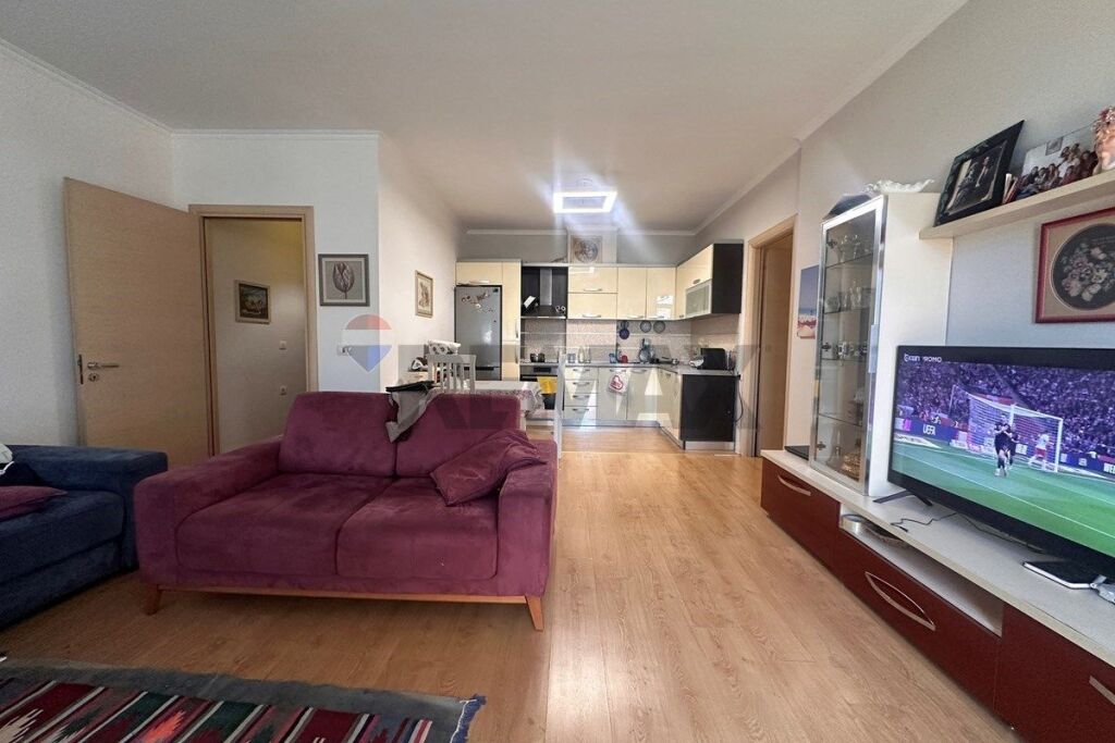 Shitet apartament 2+1+2 në Fresk