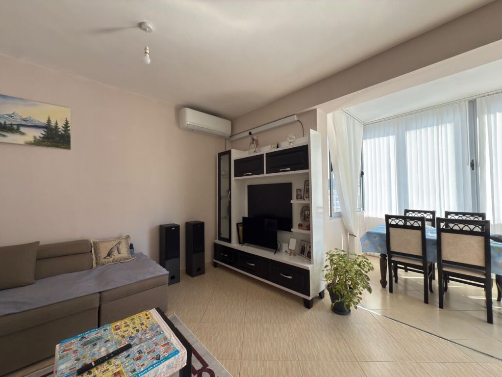 APARTAMENT 2+1 ME QERA AFATGJATE – ISH KOMBINATI, VLORË.